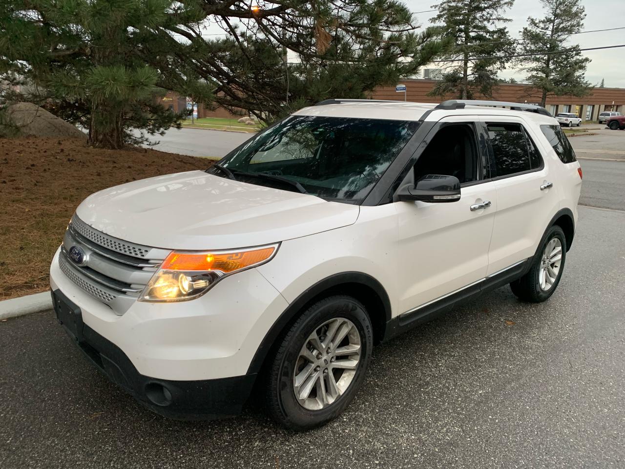 2013 Ford Explorer XLT-FRONT WHEEL DRIVE-1 LOCAL OWNER! GPS/LEATHER Photo2