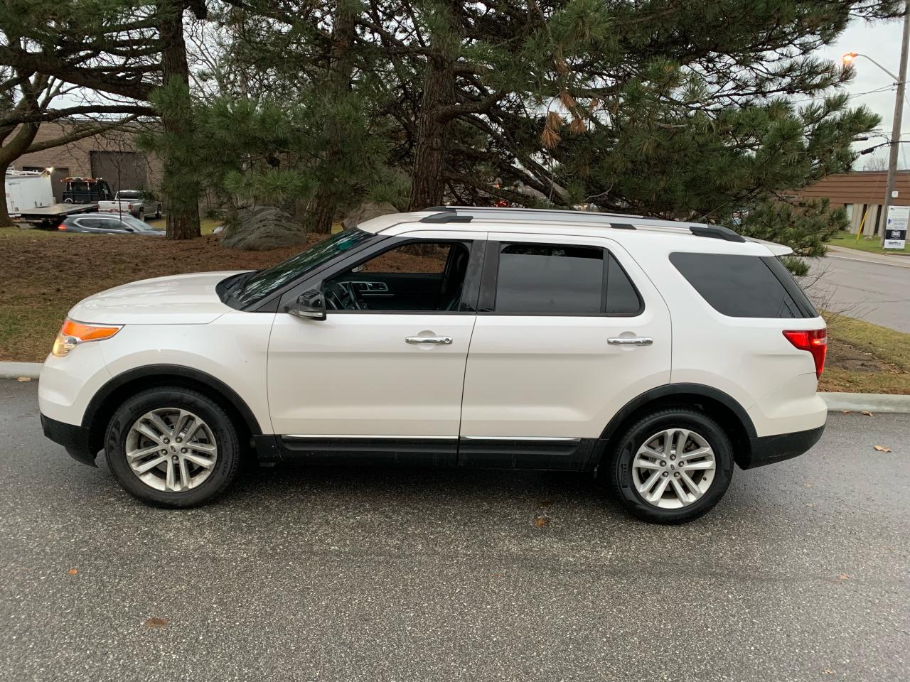 2013 Ford Explorer XLT-FRONT WHEEL DRIVE-1 LOCAL OWNER! GPS/LEATHER Photo3