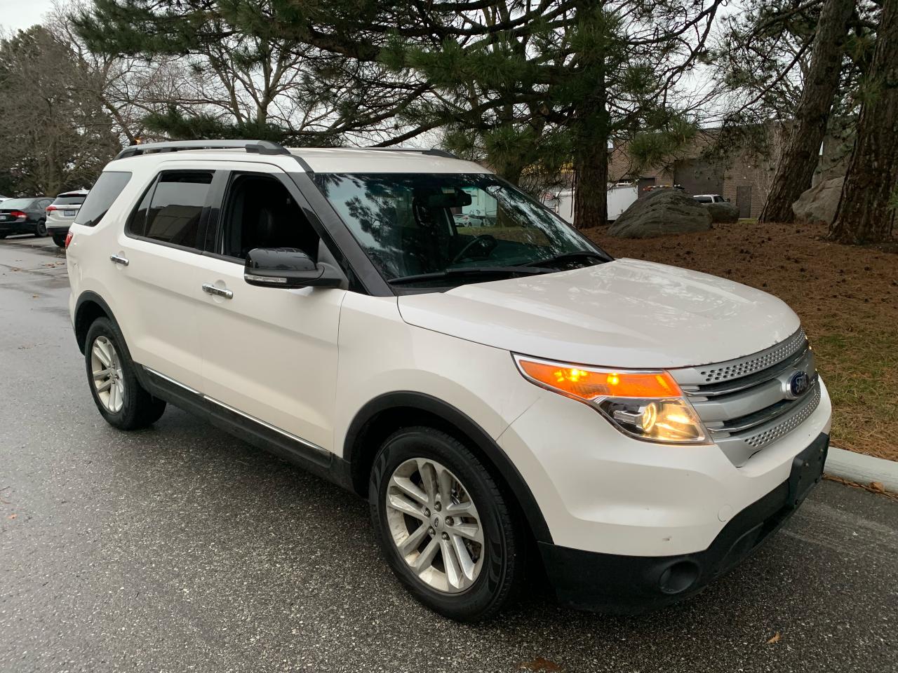 2013 Ford Explorer XLT-FRONT WHEEL DRIVE-1 LOCAL OWNER! GPS/LEATHER - Photo #1