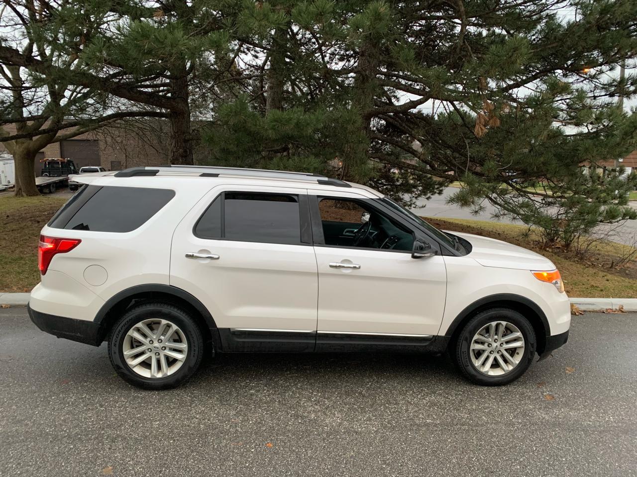 2013 Ford Explorer XLT-FRONT WHEEL DRIVE-1 LOCAL OWNER! GPS/LEATHER - Photo #2