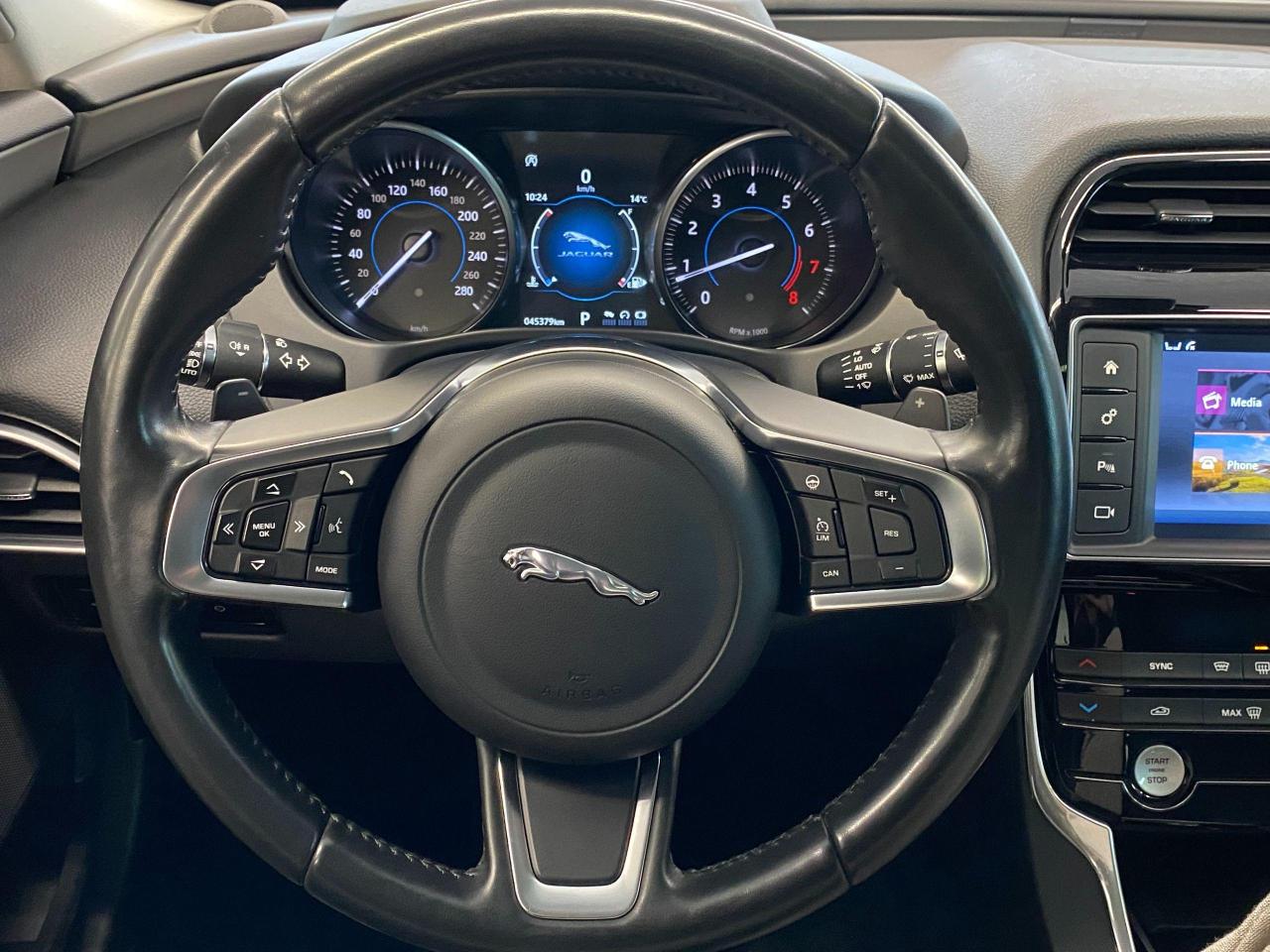 2018 Jaguar XE Prestige AWD+Cooled Seats+Blind Spot+CLEAN CARFAX - Photo #9