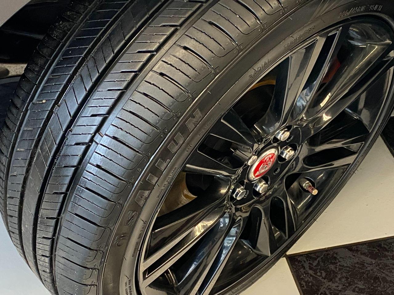 2018 Jaguar XE Prestige AWD+Cooled Seats+Blind Spot+CLEAN CARFAX - Photo #12