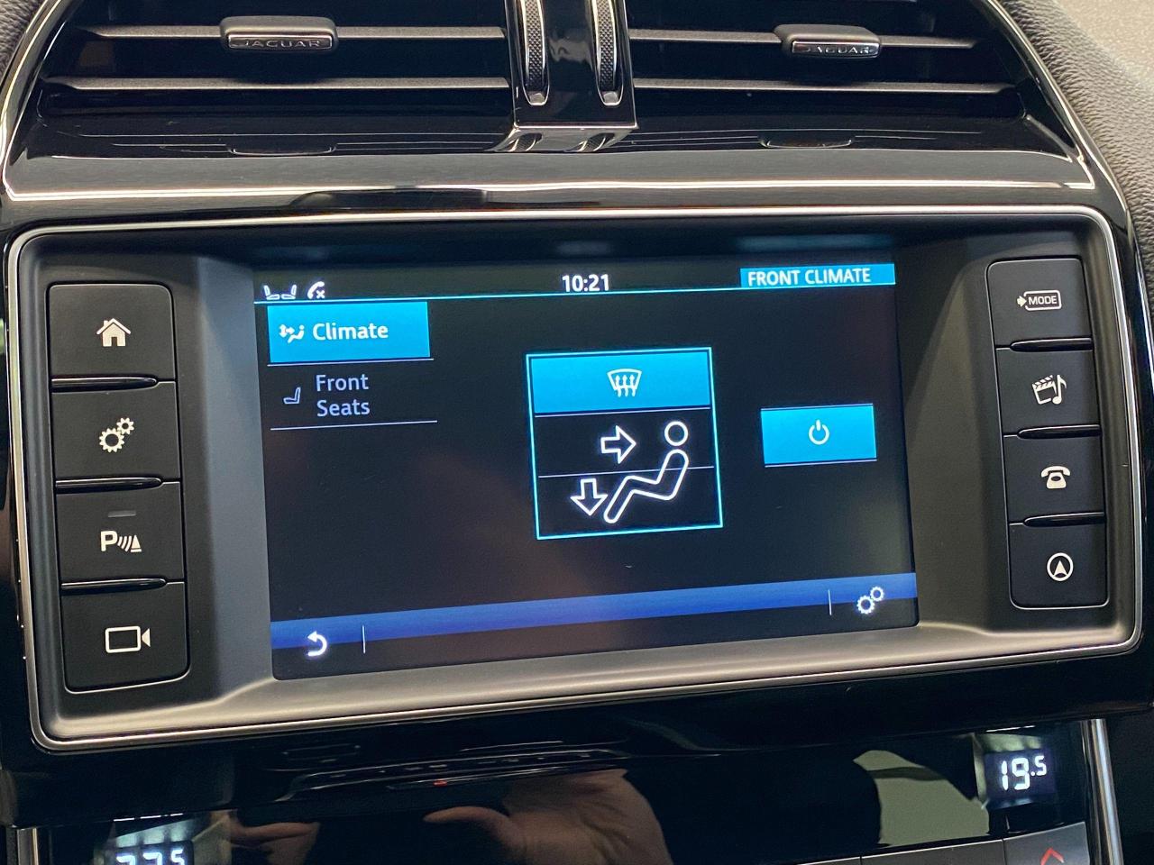 2018 Jaguar XE Prestige AWD+Cooled Seats+Blind Spot+CLEAN CARFAX - Photo #32