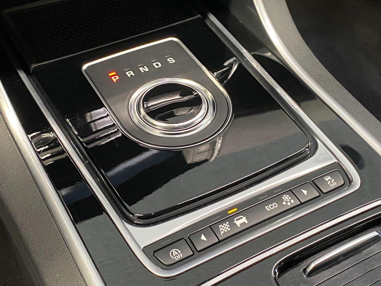 2018 Jaguar XE Prestige AWD+Cooled Seats+Blind Spot+CLEAN CARFAX - Photo #43