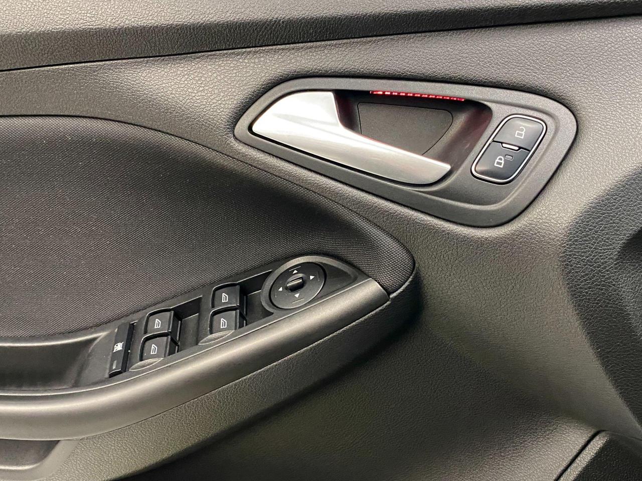 2017 Ford Focus SEL+ApplePlay+Camera+Sensors+Roof+CLEAN CARFAX - Photo #47