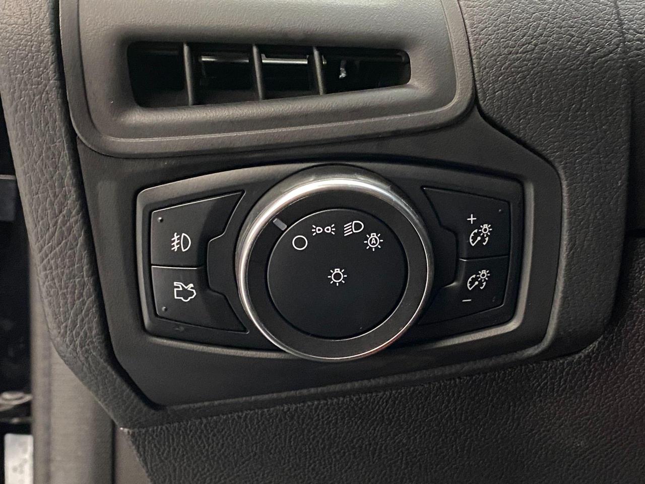 2017 Ford Focus SEL+ApplePlay+Camera+Sensors+Roof+CLEAN CARFAX - Photo #57