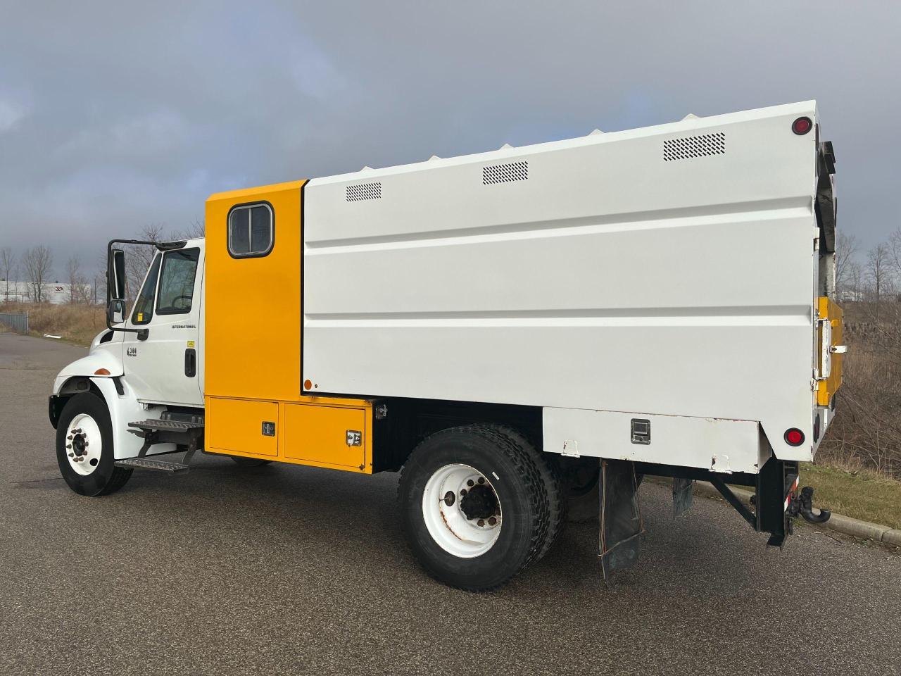 2006 International 4300 CHIPPER DUMP TRUCK - Photo #3