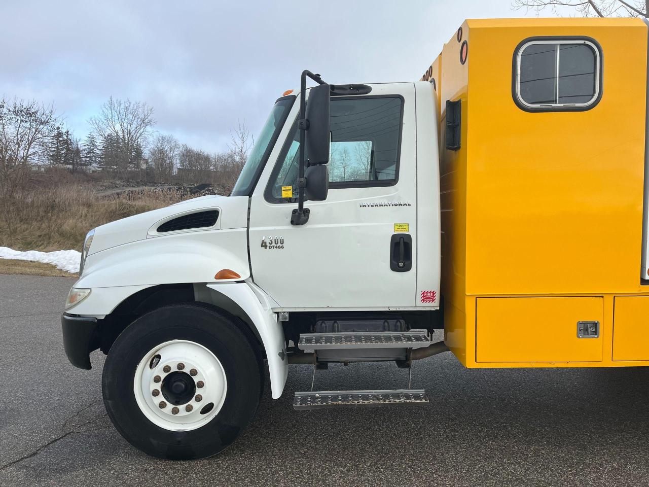 2006 International 4300 CHIPPER DUMP TRUCK - Photo #9