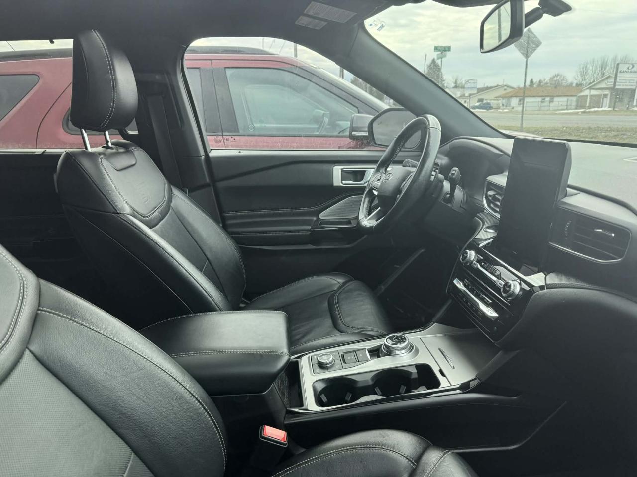 2022 Ford Explorer ST Photo2