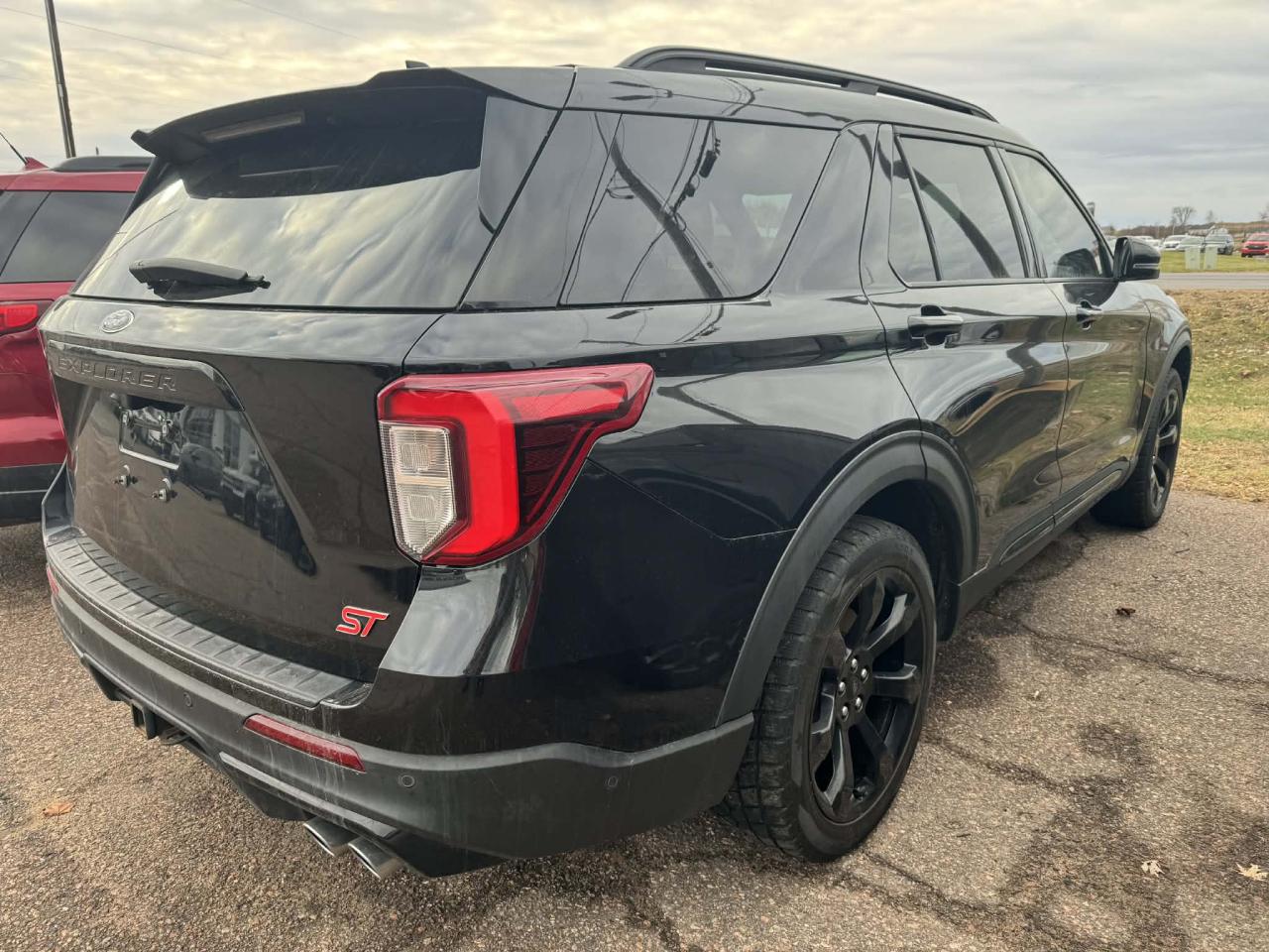 2022 Ford Explorer ST Photo3