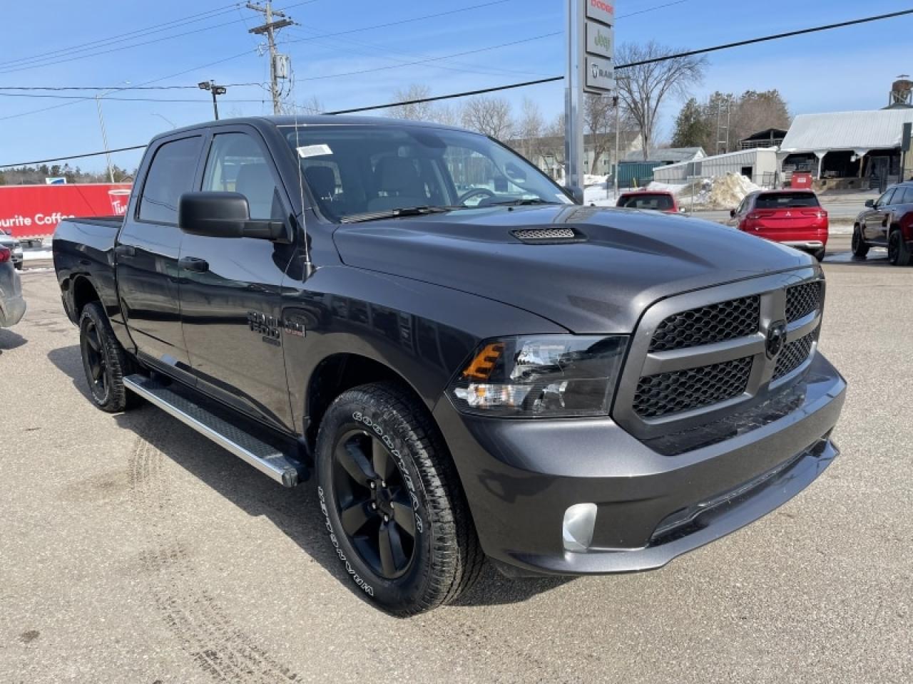2022 RAM 1500 Classic TRADESMAN Photo2