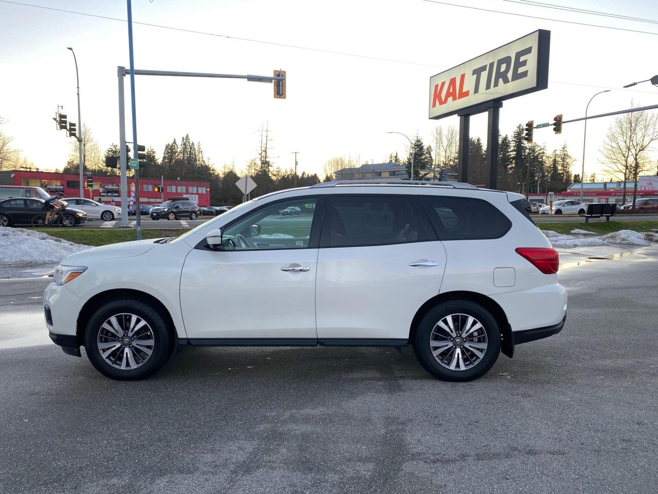 2017 Nissan Pathfinder S - Photo #5