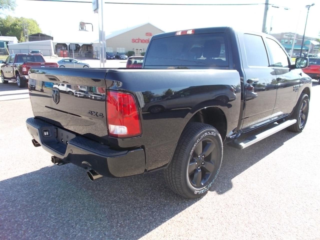 2022 RAM 1500 Classic TRADESMAN Photo3