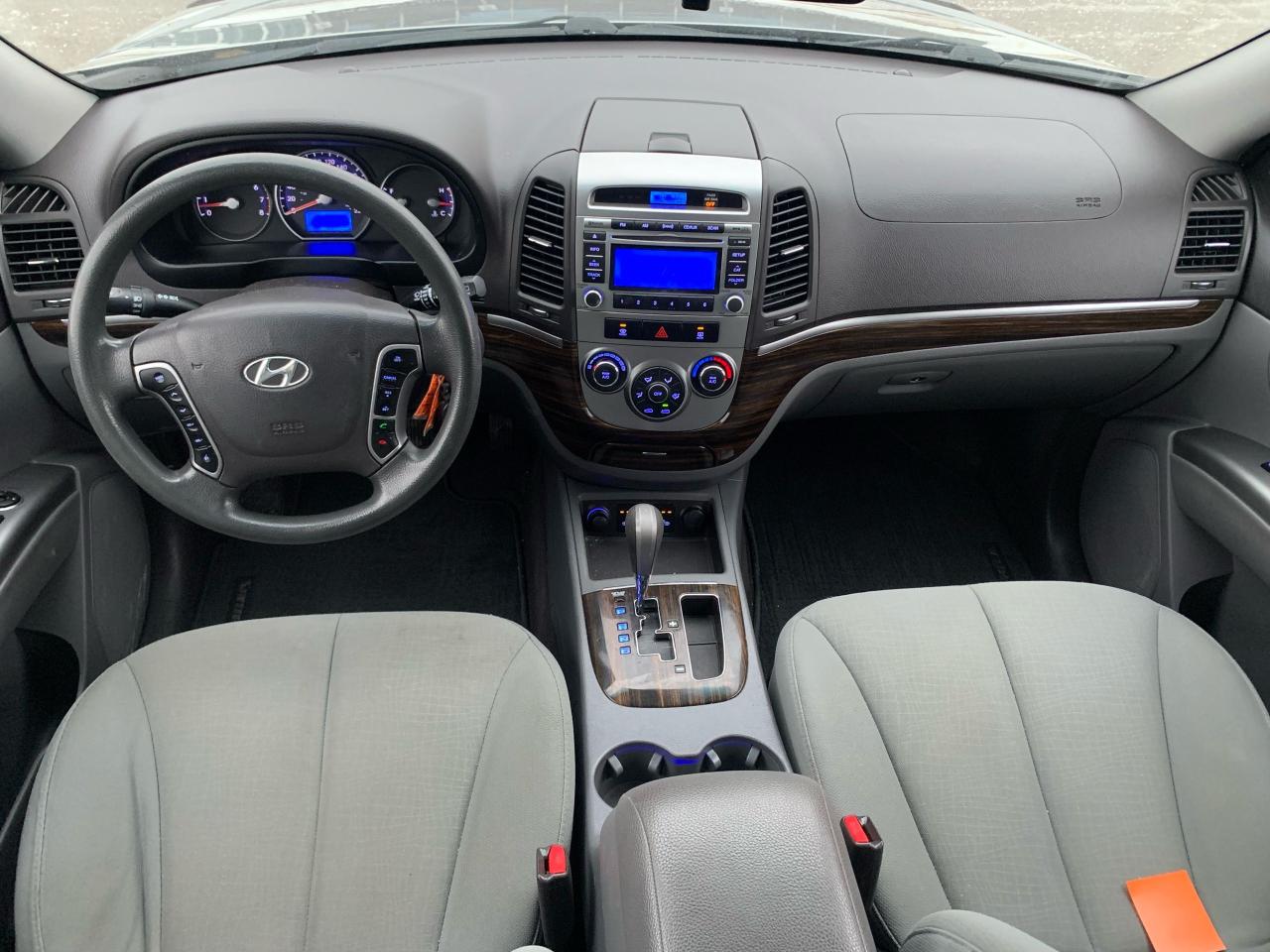 2012 Hyundai Santa Fe GL Photo4
