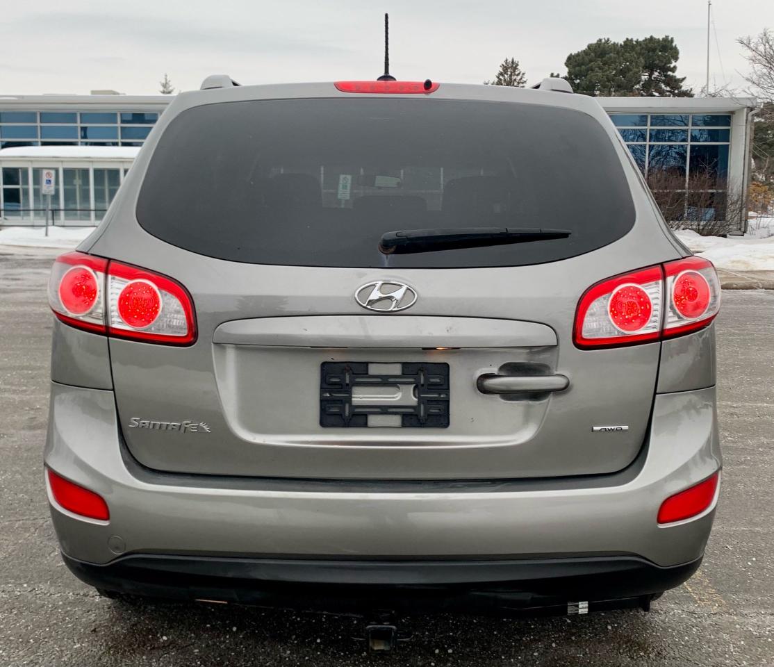 2012 Hyundai Santa Fe GL Photo3