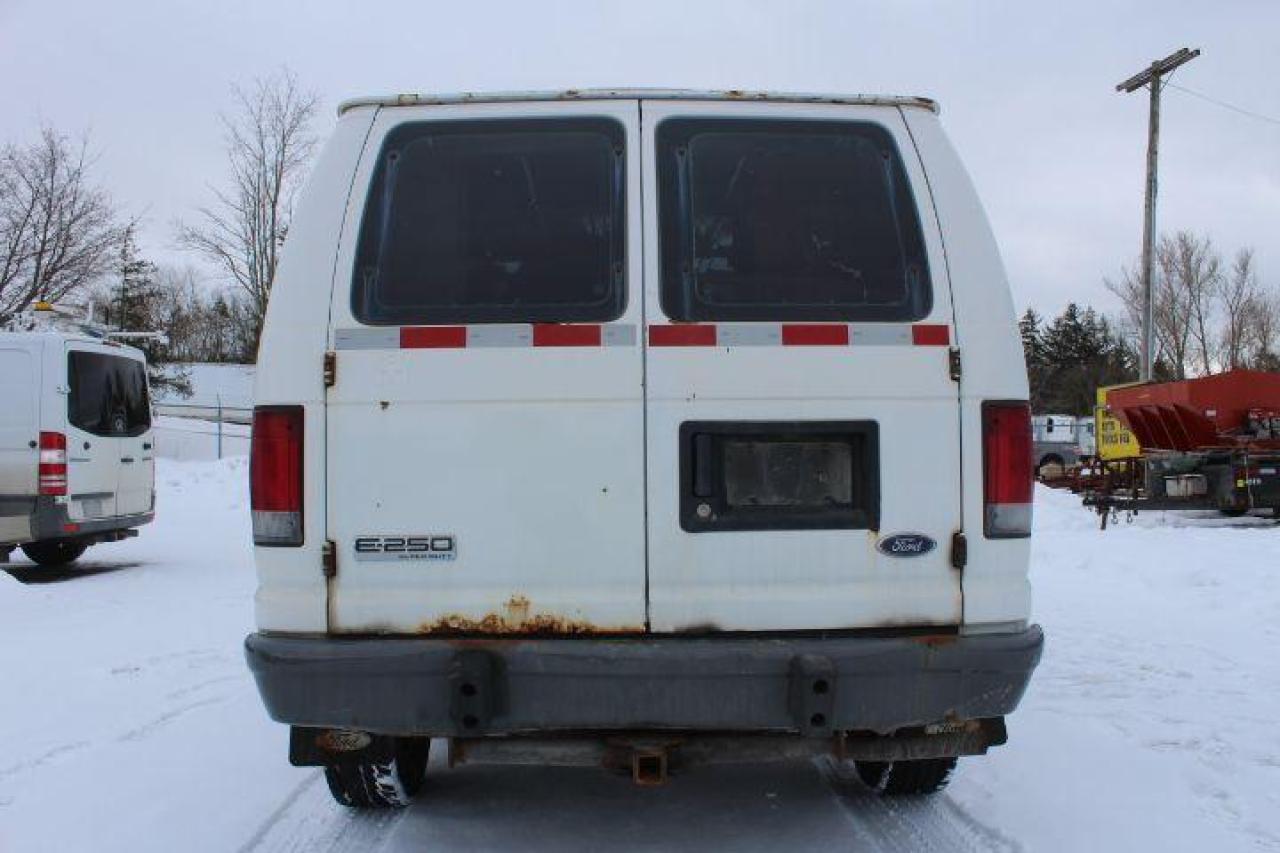 2007 Ford E-250 Commercial Photo