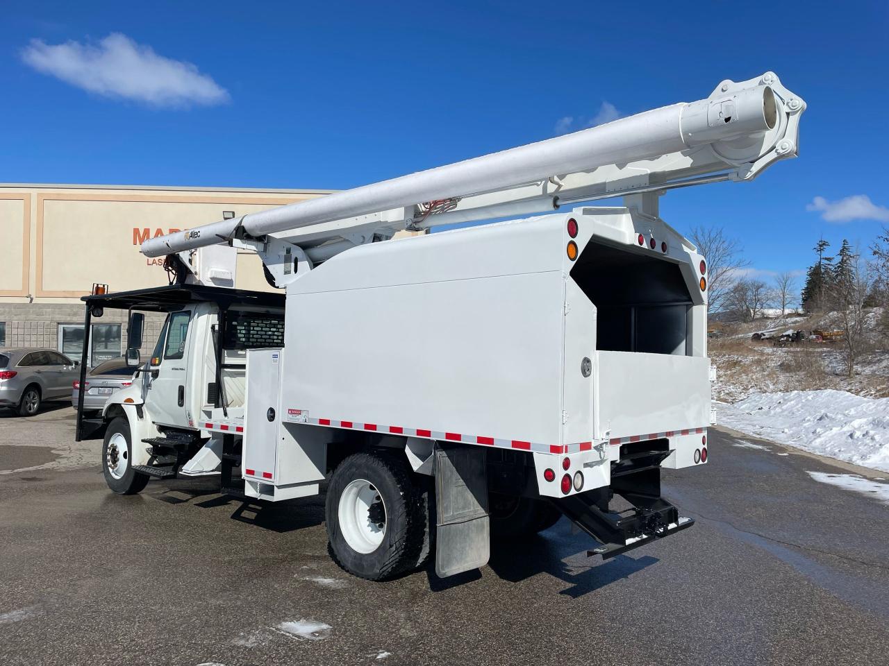 2005 International 4300 CHIPPER BUCKET DUMP TRUCK- ALTEC LVR56 - Photo #4