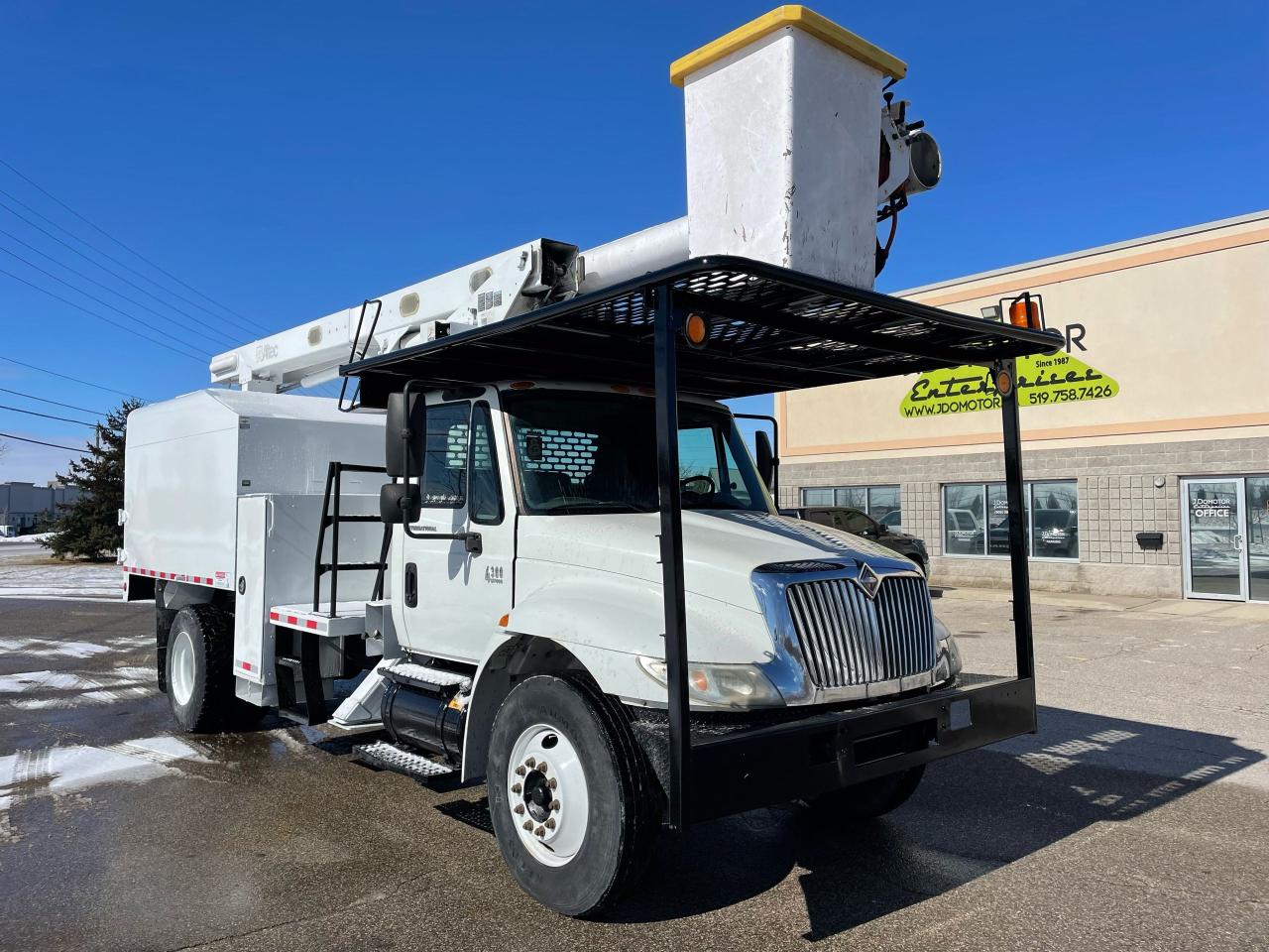 2005 International 4300 CHIPPER BUCKET DUMP TRUCK- ALTEC LVR56 - Photo #5