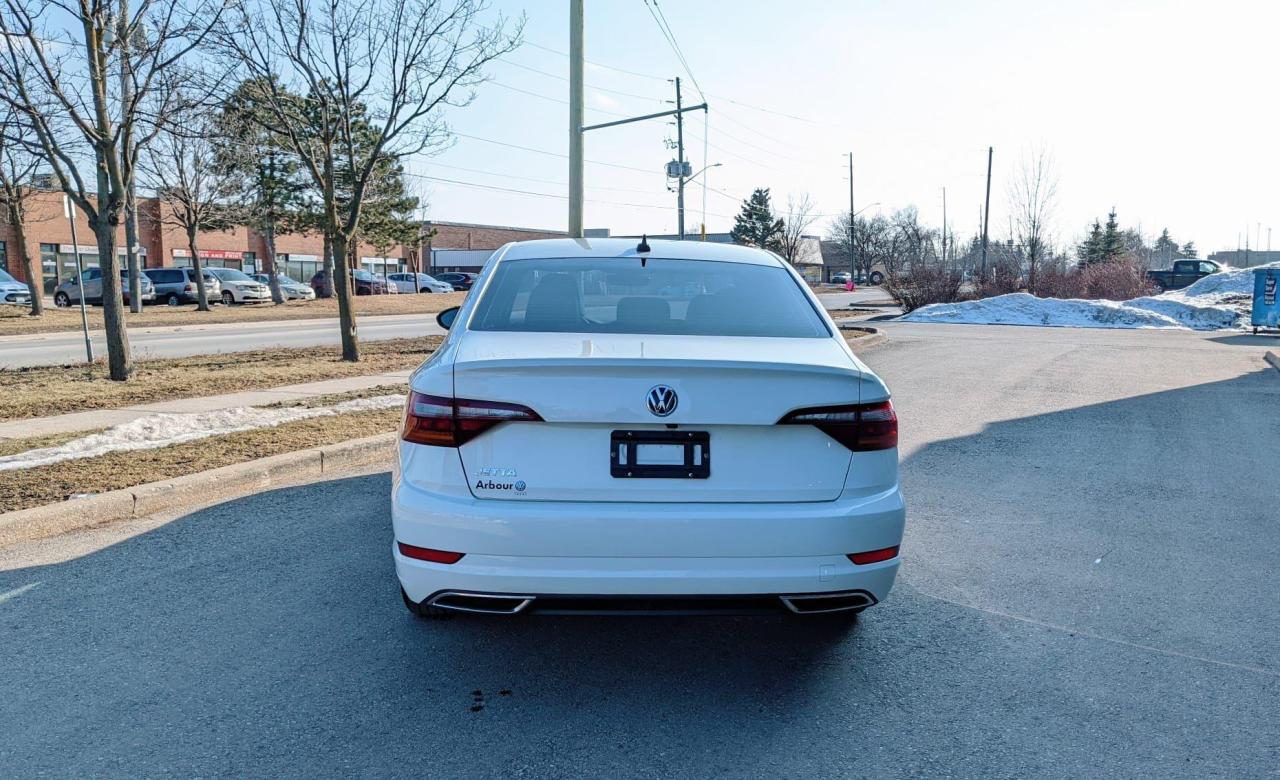 2019 Volkswagen Jetta Highline R-Line Photo2