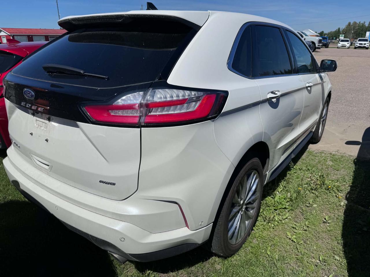 2022 Ford Edge Titanium Photo3