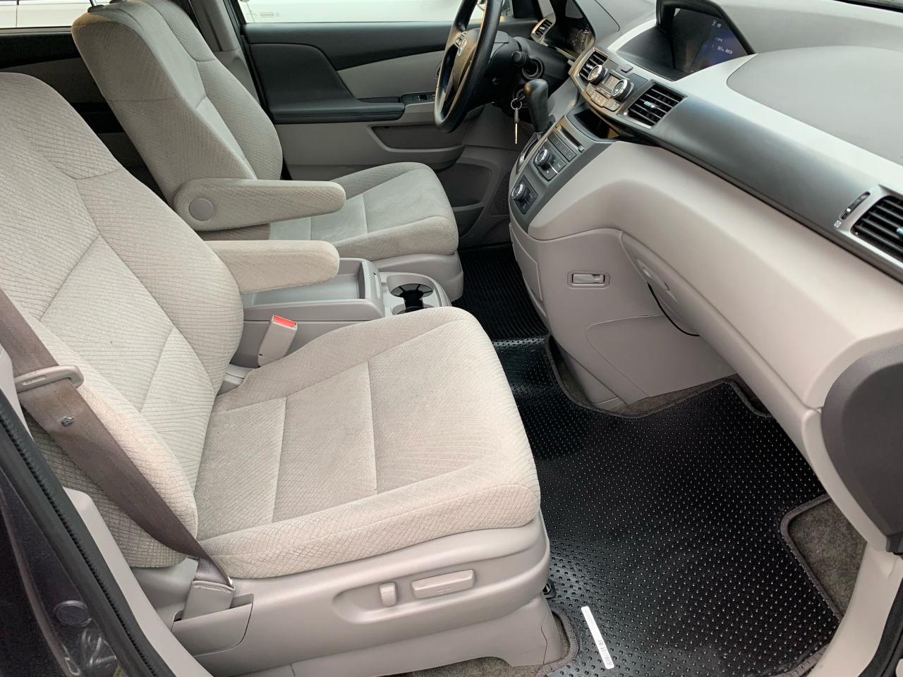 2016 Honda Odyssey SE - Photo #9