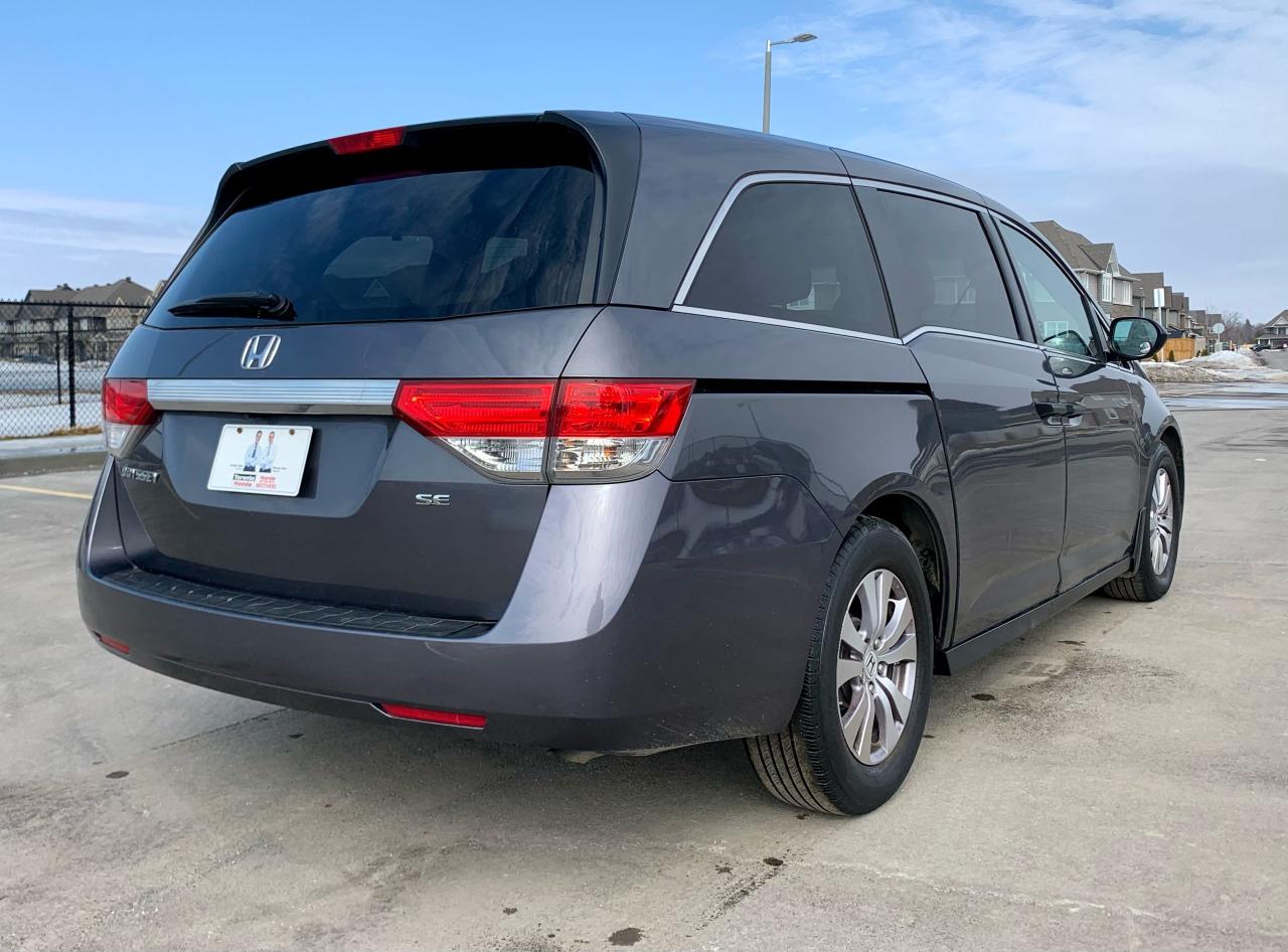2016 Honda Odyssey SE Photo2