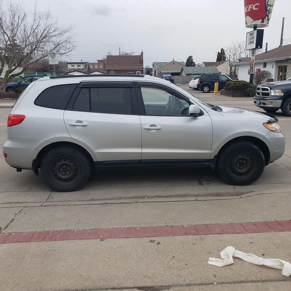 2009 Hyundai Santa Fe GL - Photo #11