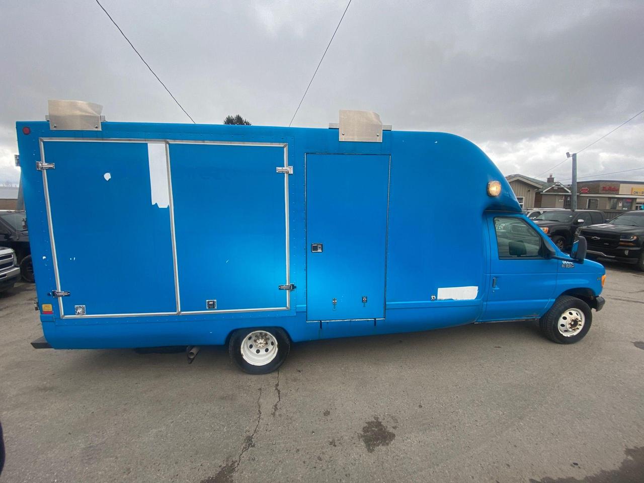 2001 Ford Econoline NOT RUNNING, 350, ONLY 89KM. SHOWROOM, STORAGE Photo