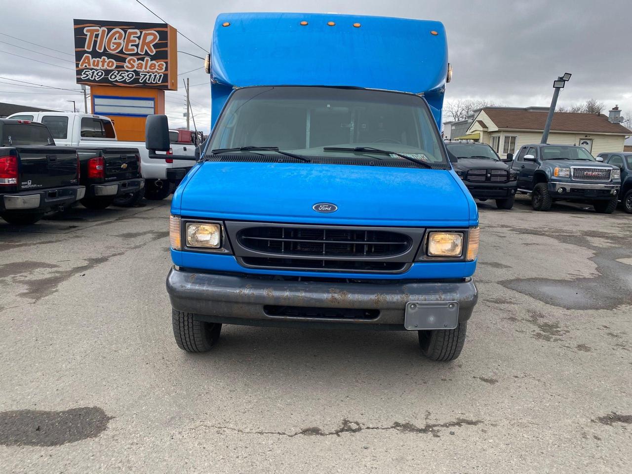 2001 Ford Econoline NOT RUNNING, 350, ONLY 89KM. SHOWROOM, STORAGE Photo