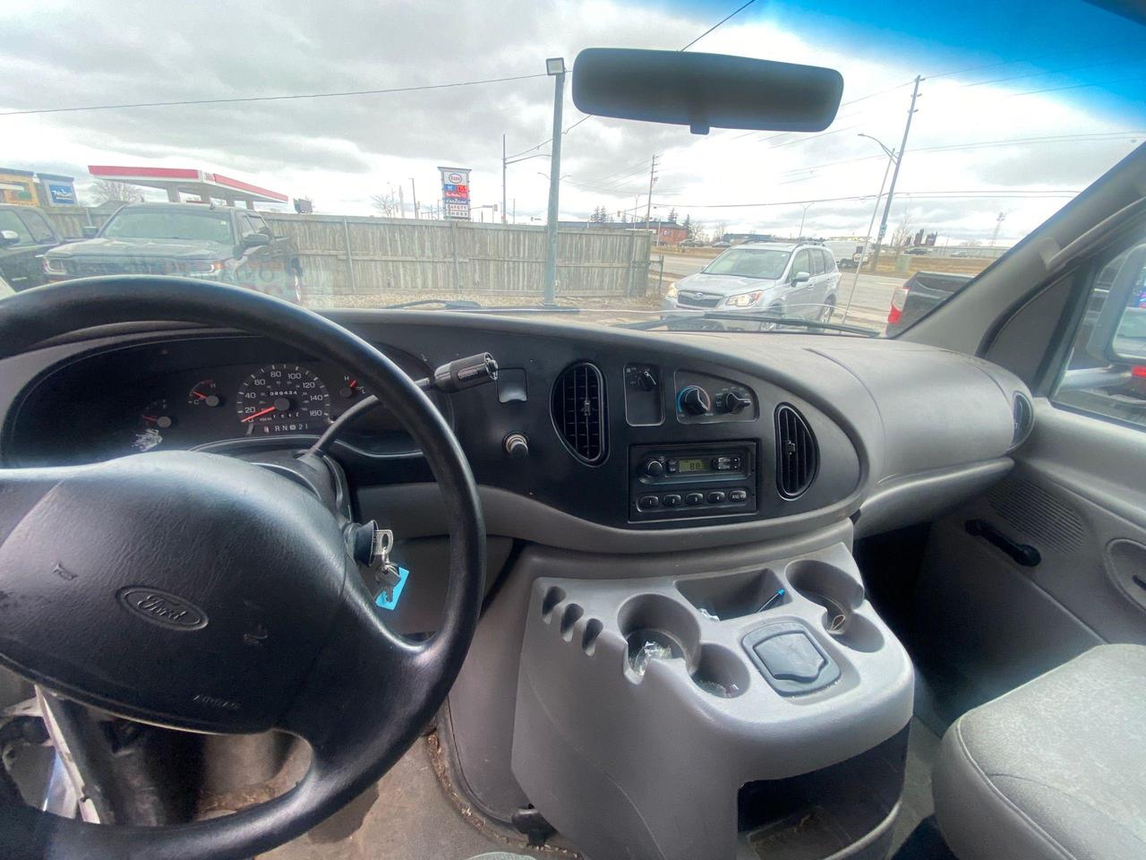 2001 Ford Econoline NOT RUNNING, 350, ONLY 89KM. SHOWROOM, STORAGE Photo