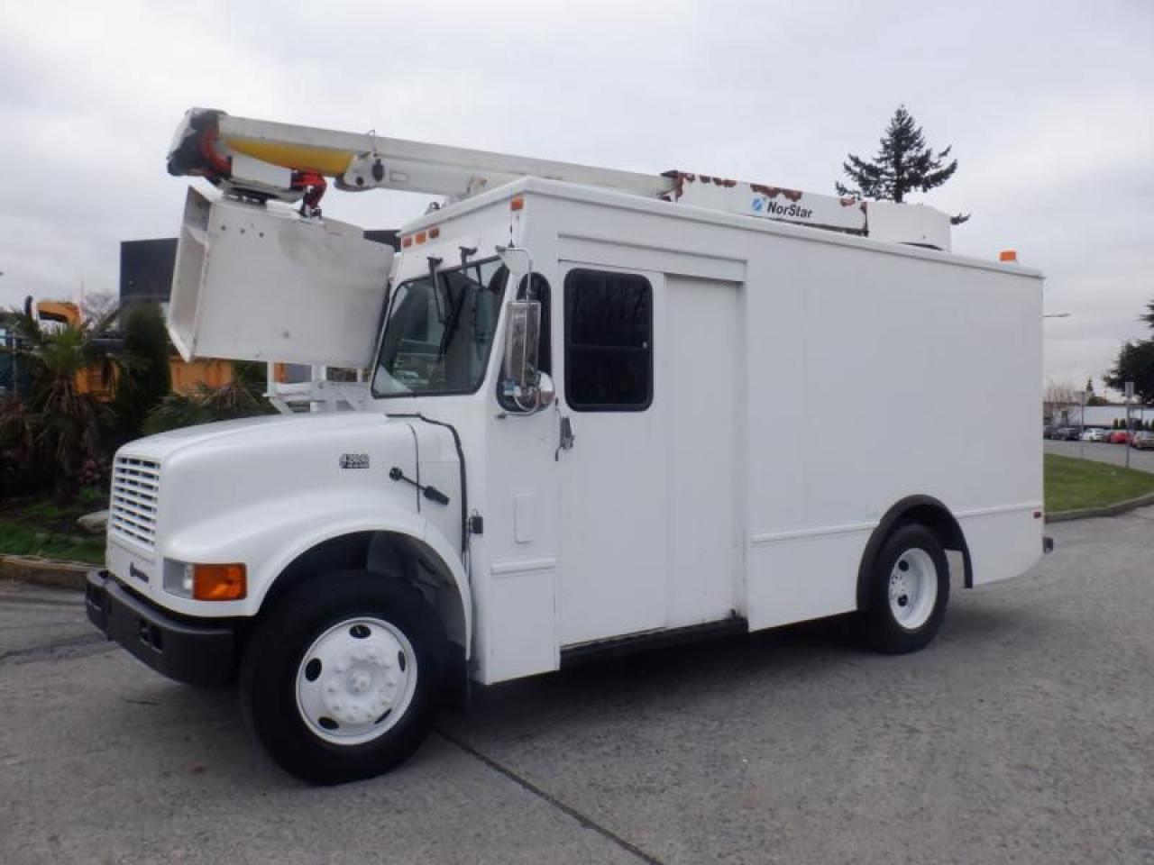 Used 2002 International 4700 Bucket Boom Truck Diesel 3 Seater for sale in Burnaby, BC