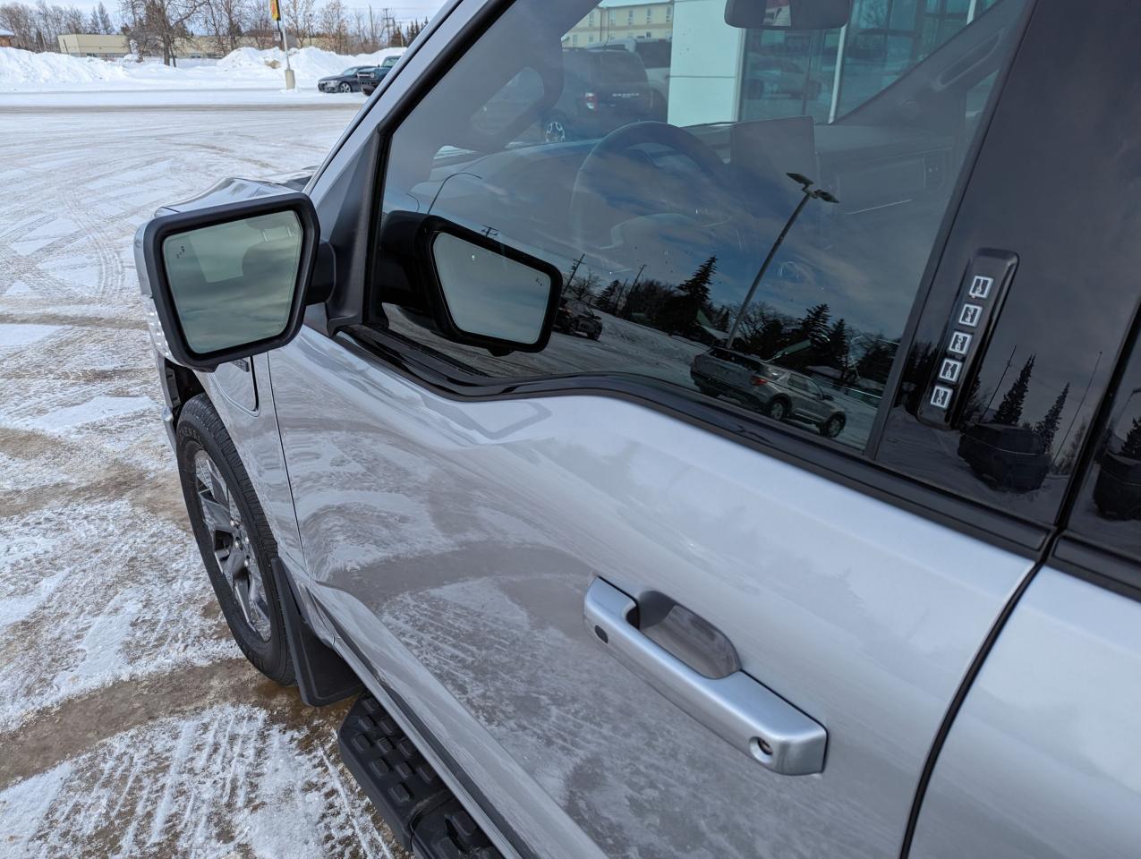 2022 Ford F-150 Lightning Lariat Photo5