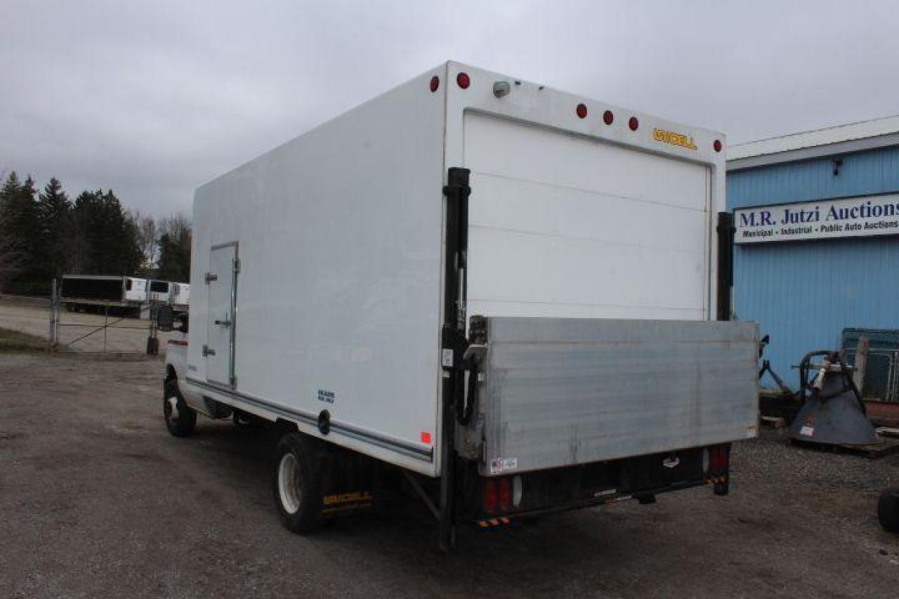 2017 Ford Econoline E 350 Super Duty Cutaway Van Photo