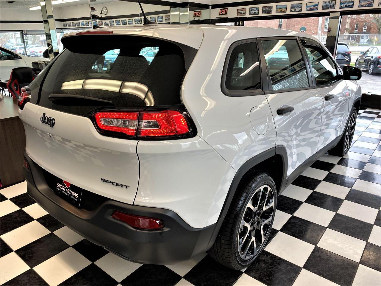 2018 Jeep Cherokee Sport+Camera+Bluetooth+New Tires+CLEAN CARFAX - Photo #4