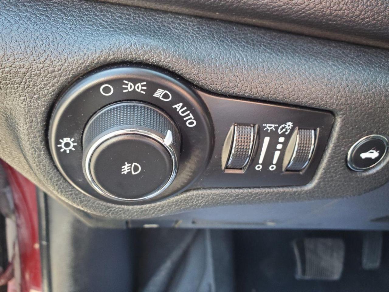 2015 Chrysler 200 Limited Photo