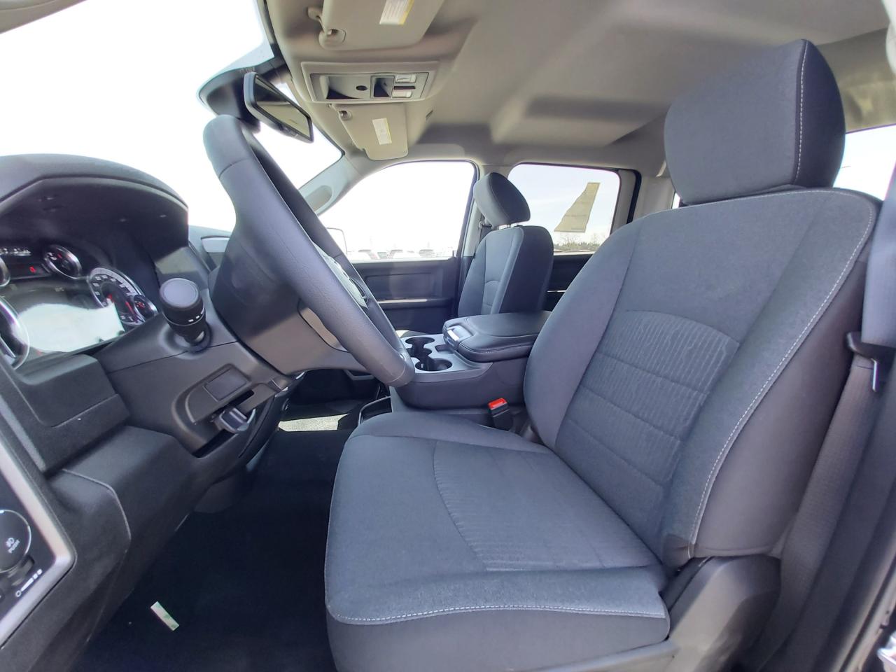 2022 RAM 1500 Classic TRADESMAN Photo4