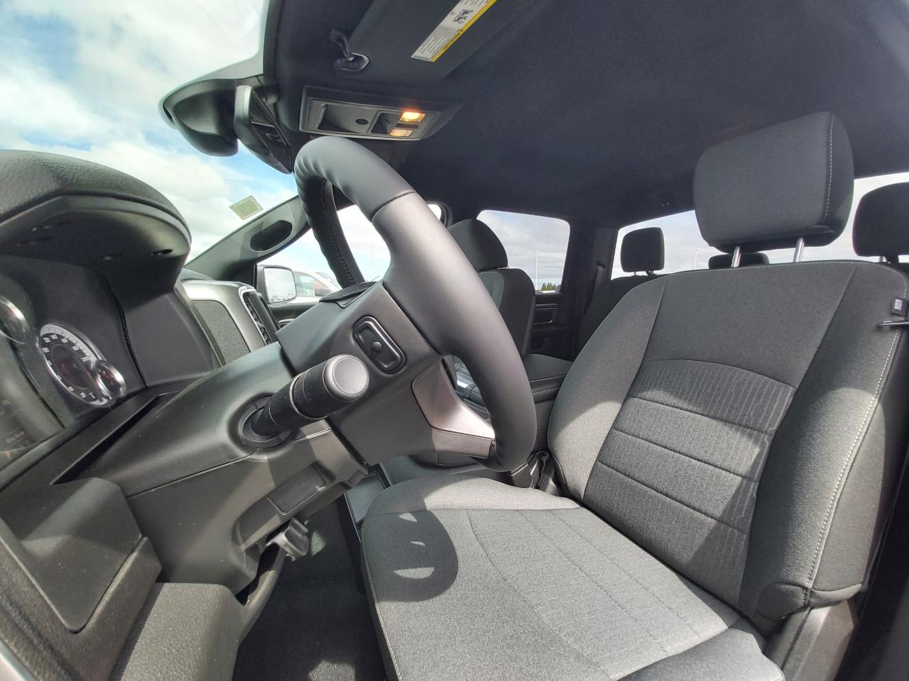 2022 RAM 1500 Classic SLT Photo4