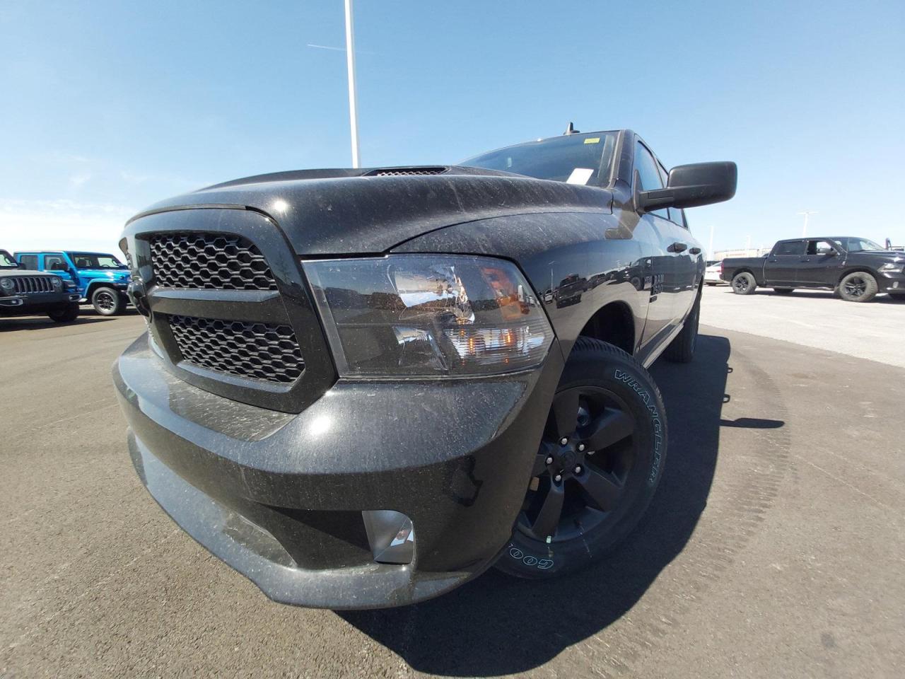 2022 RAM 1500 Classic TRADESMAN Photo2