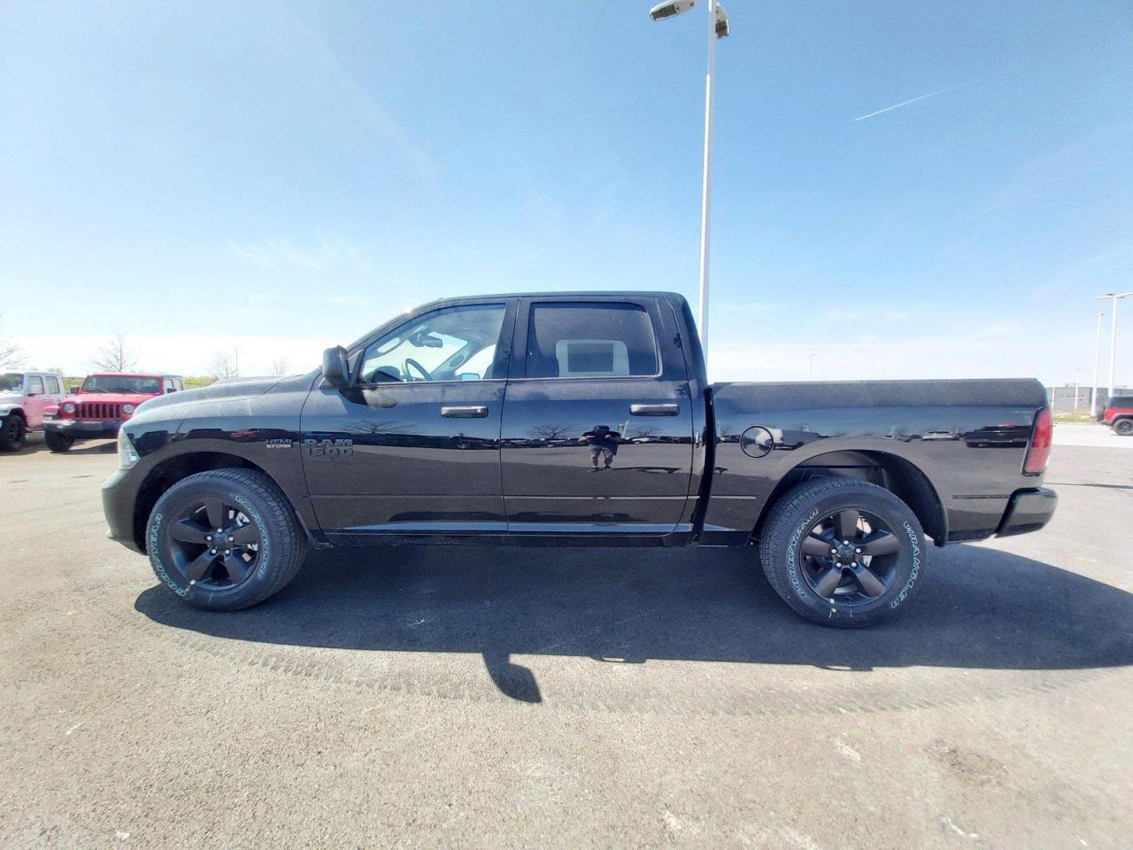 2022 RAM 1500 Classic TRADESMAN Photo3