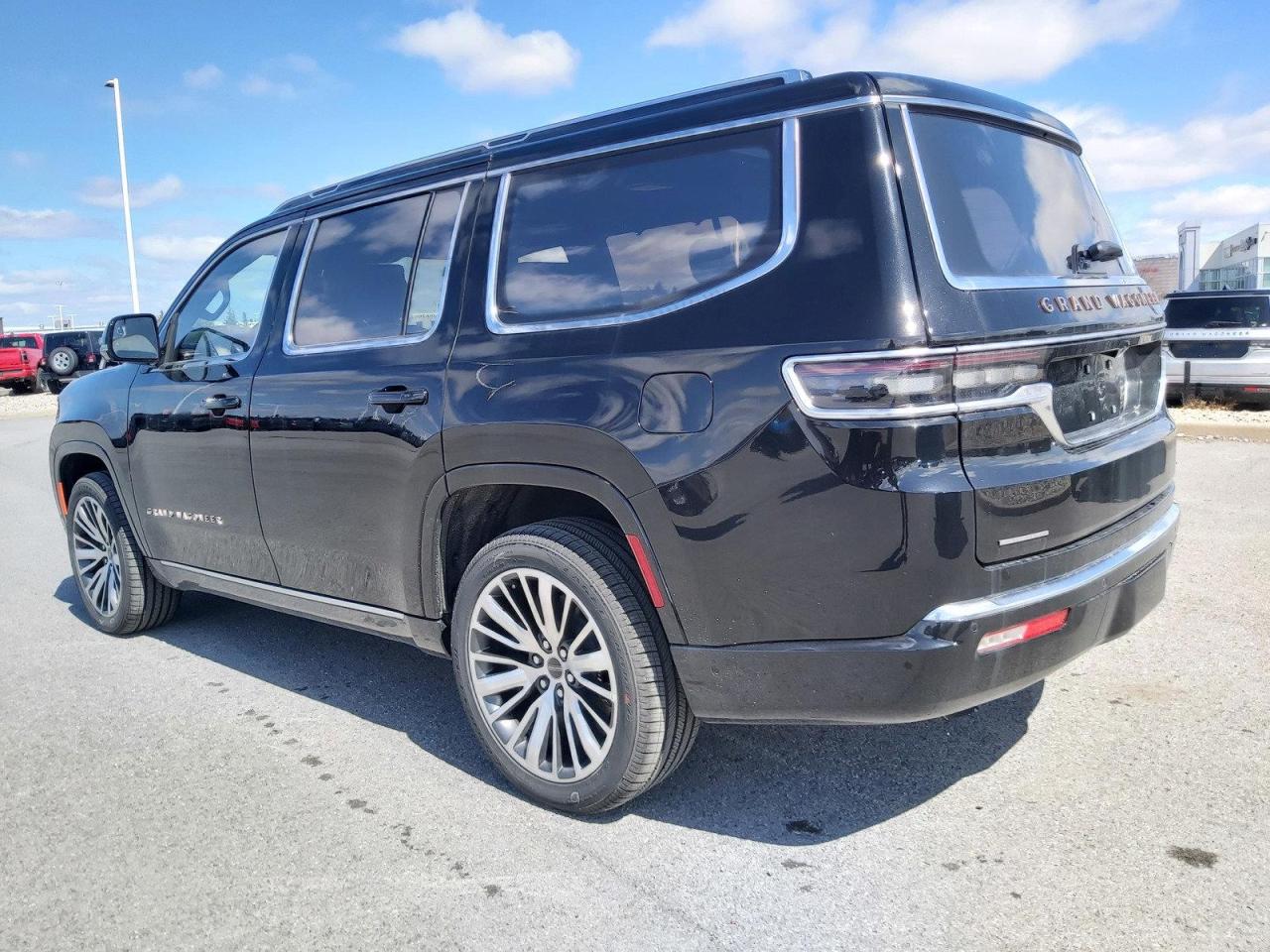 2022 Jeep Grand Wagoneer Series III Photo4