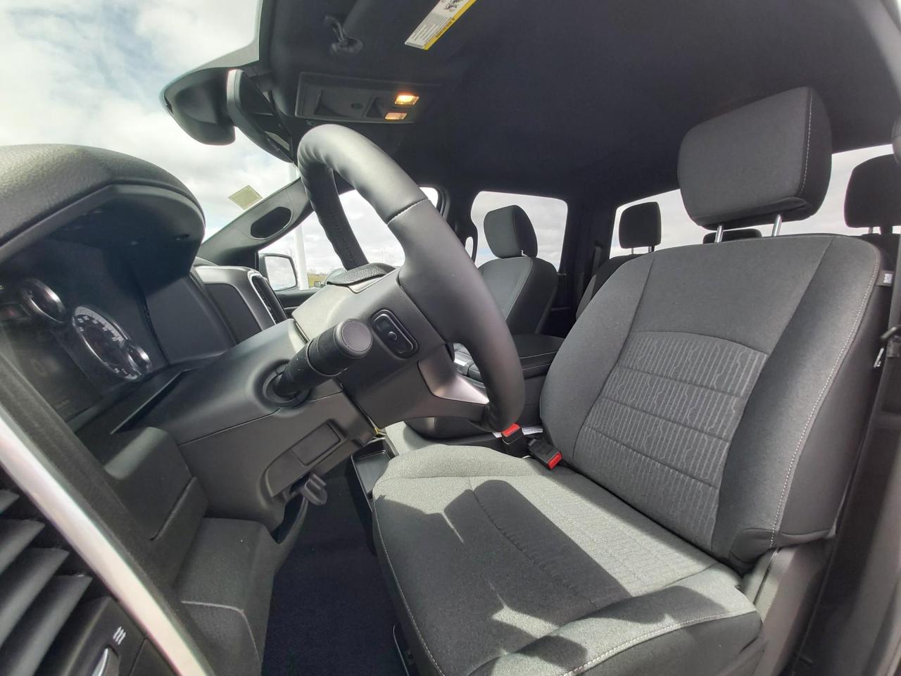 2022 RAM 1500 Classic SLT Photo4