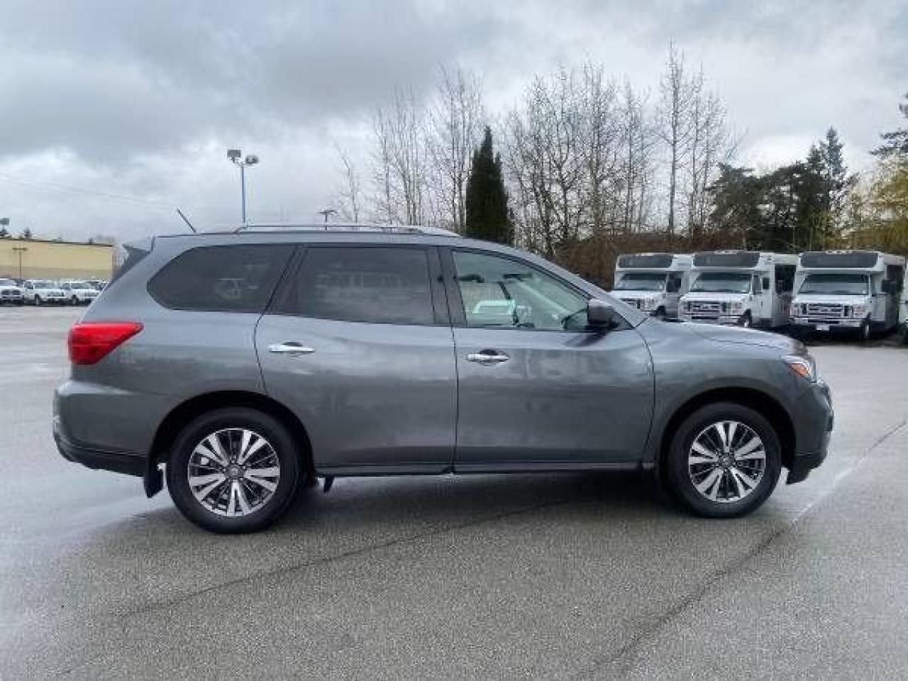 2017 Nissan Pathfinder SV - Photo #6