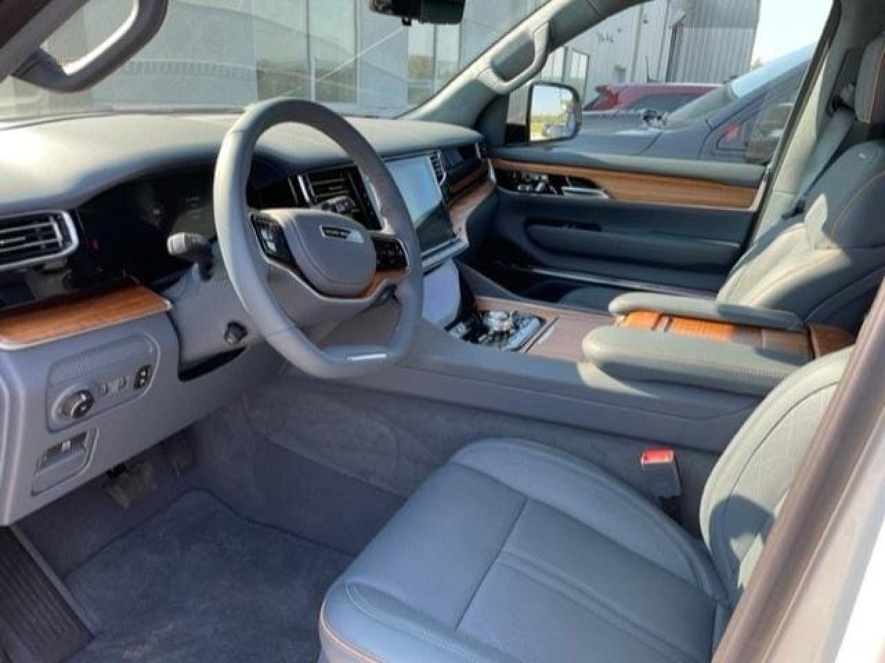 2022 Jeep Grand Wagoneer Series II Photo4