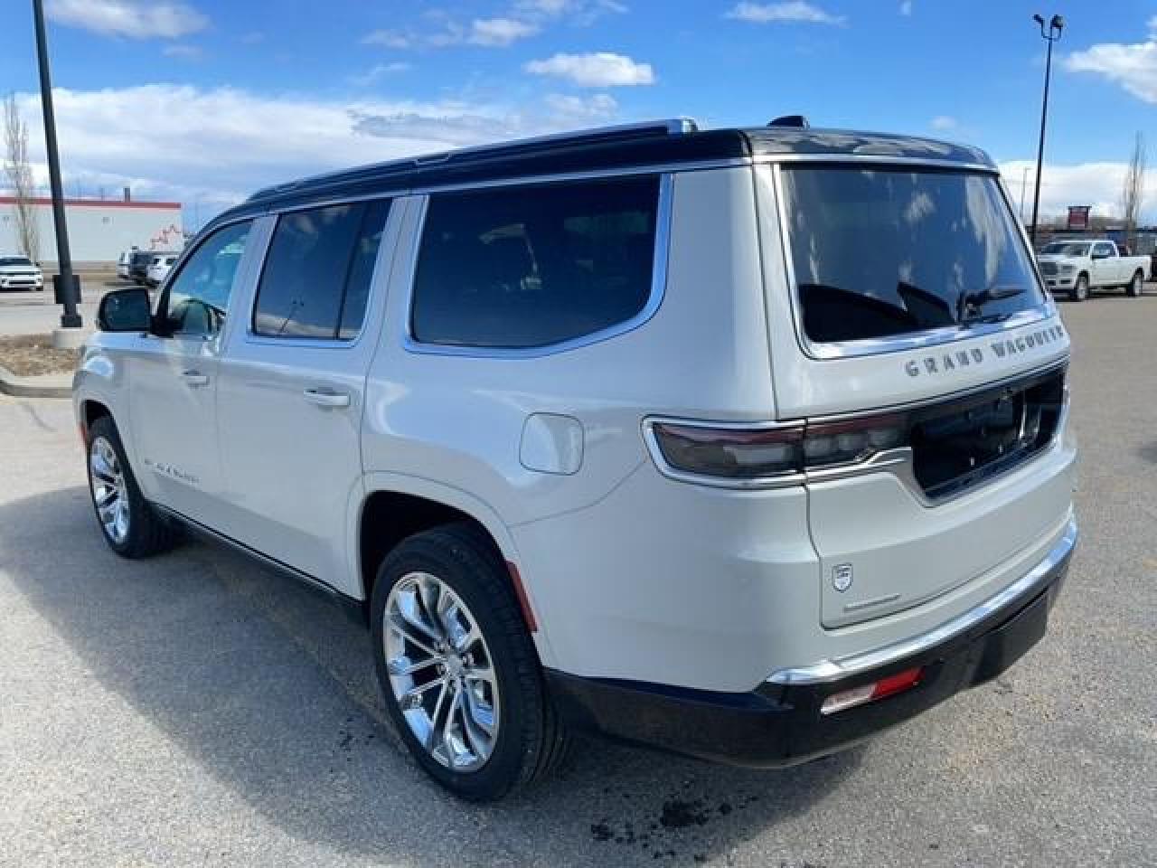 2022 Jeep Grand Wagoneer Series II Photo2