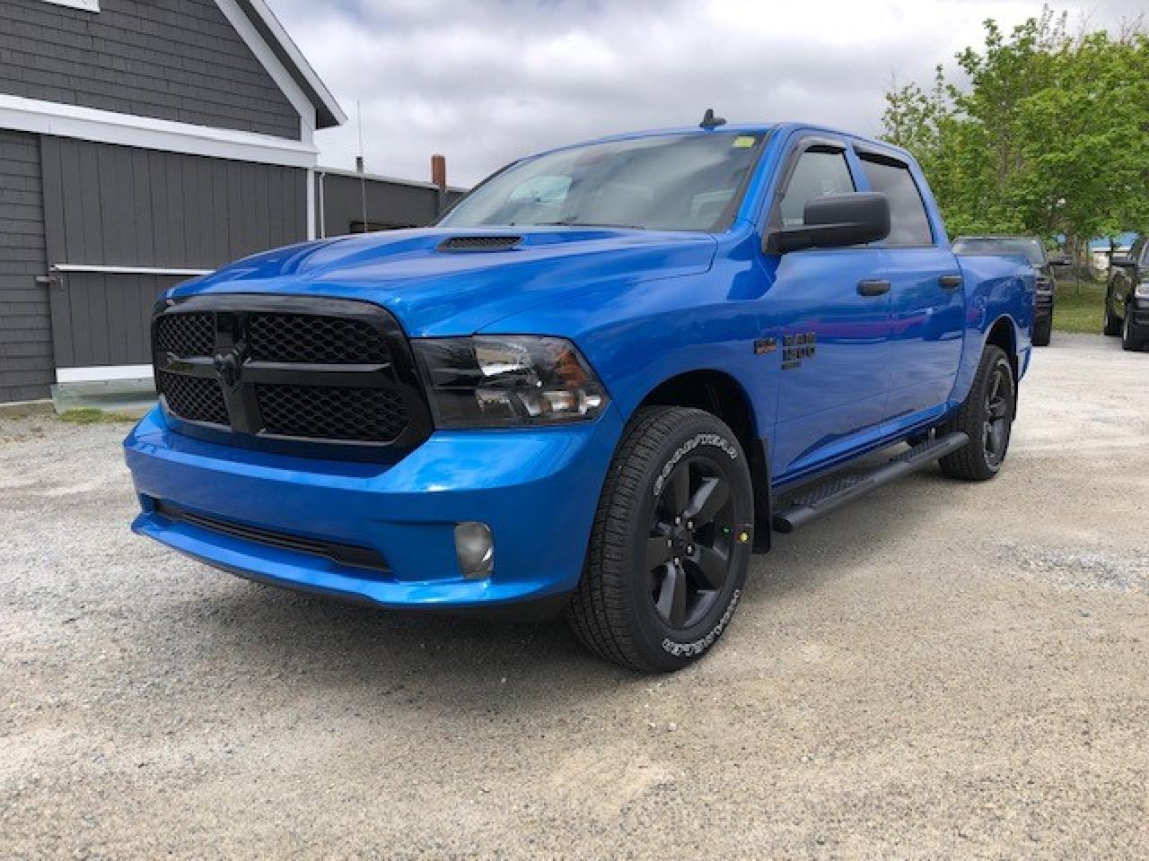 2022 RAM 1500 Classic EXPRESS 4X4 CREW CAB 5'7" BOX Photo19