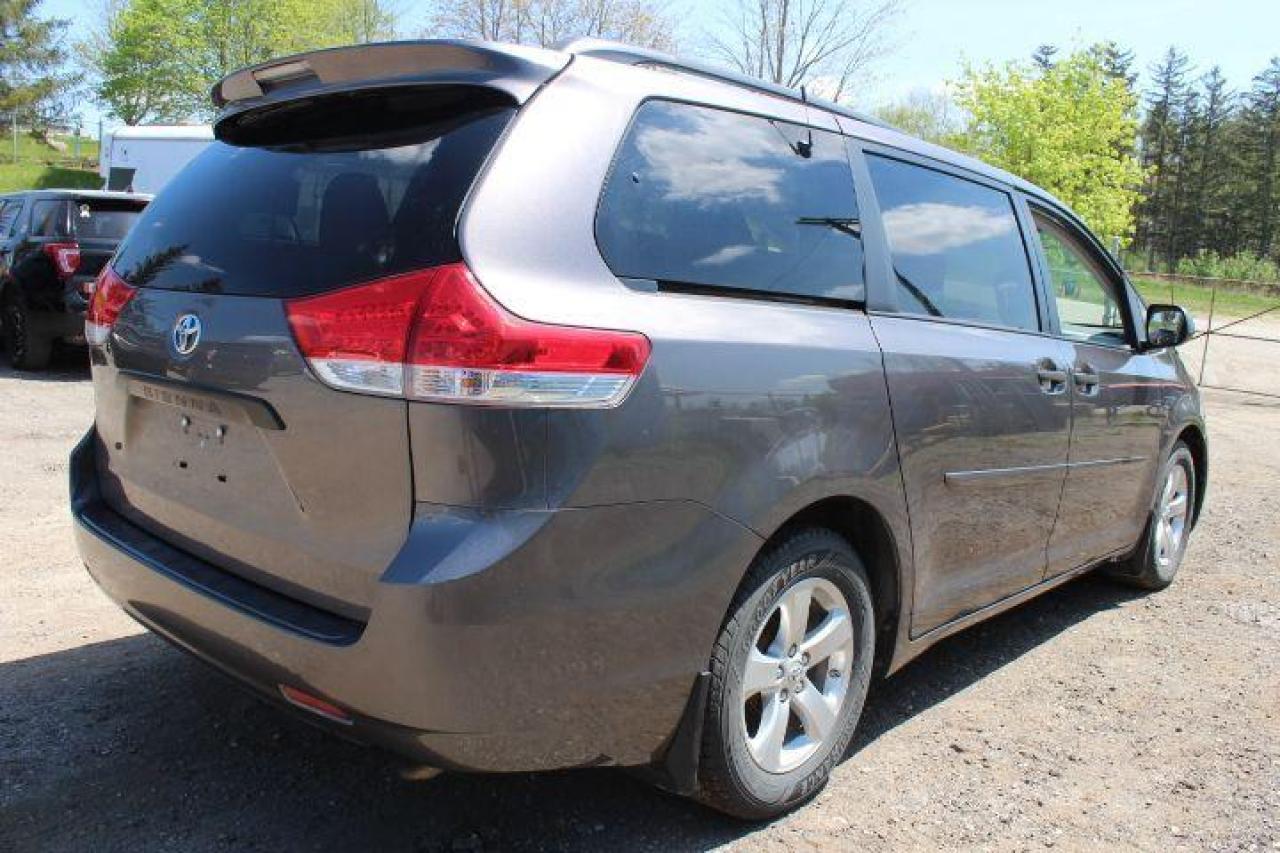2013 Toyota Sienna  Photo2