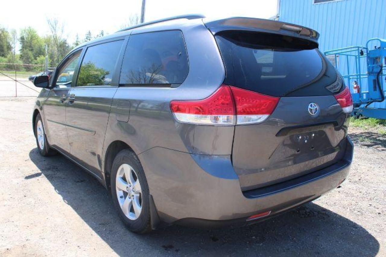 2013 Toyota Sienna  Photo3