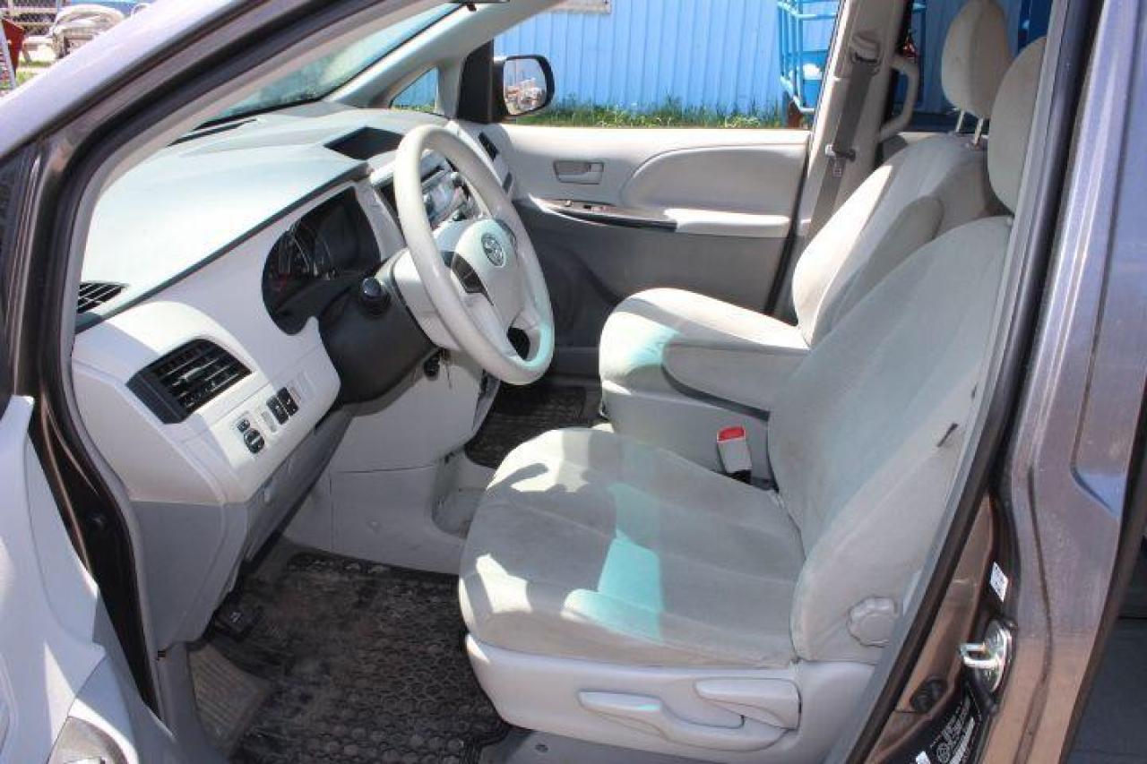 2013 Toyota Sienna  Photo4