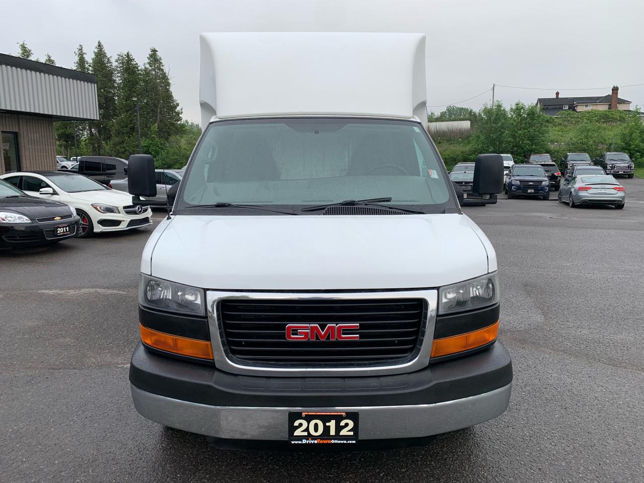 2014 Chevrolet Express 3500 12ft cube van Photo2