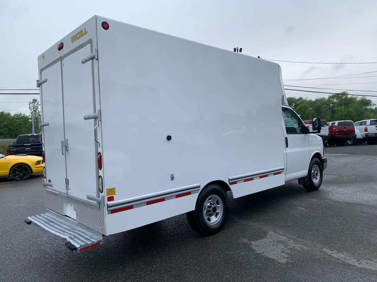 2014 Chevrolet Express 3500 12ft cube van Photo3